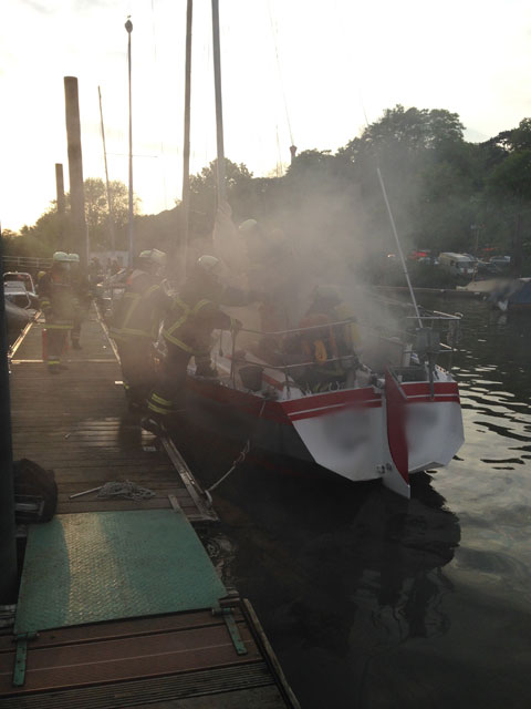 Die FF Nienstedten im Einsatz bei einem brennenden Boot